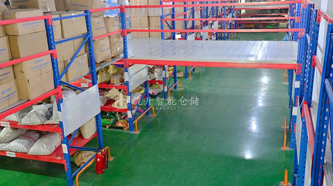 对比焊接阁楼货架和组装阁楼货架如何选择 (2).jpg